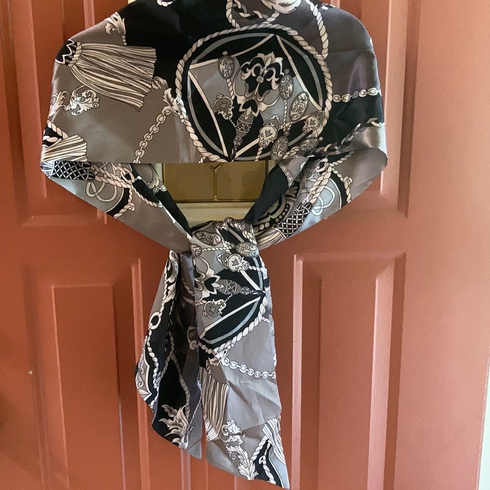 Dennis Basso Status scarf/wrap - Picture 2 of 7